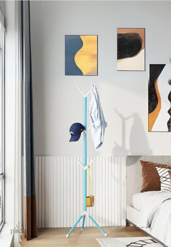 Porte manteau sur pied bleu en finition blanche