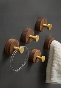 Porte manteau décoratif moderne avec point doré pour salle de bain