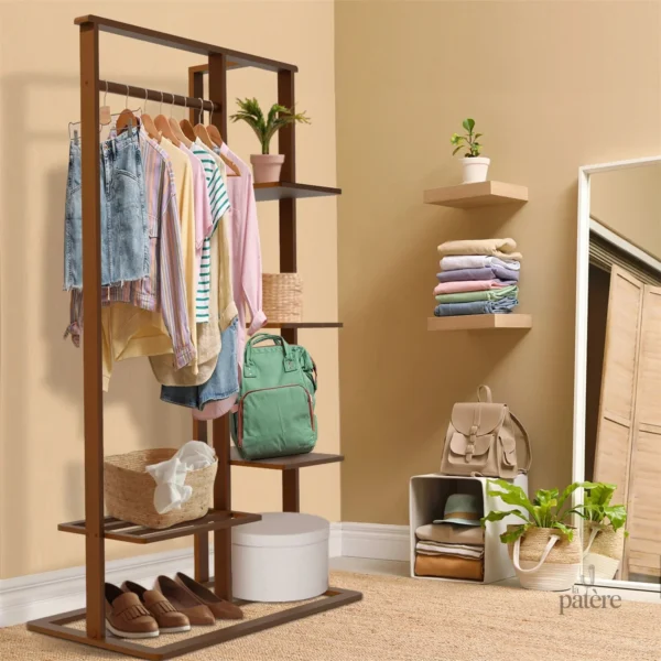 Porte manteau en bois foncé avec capacité de stockage supplémentaire
