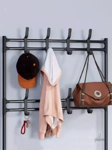Porte-manteau design noir avec espace pour chaussures