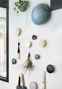 Patère murale blanche pour accrocher vêtements et accessoires