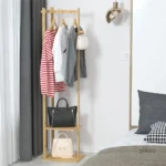 Support mural en bois clair pour accessoires de bain
