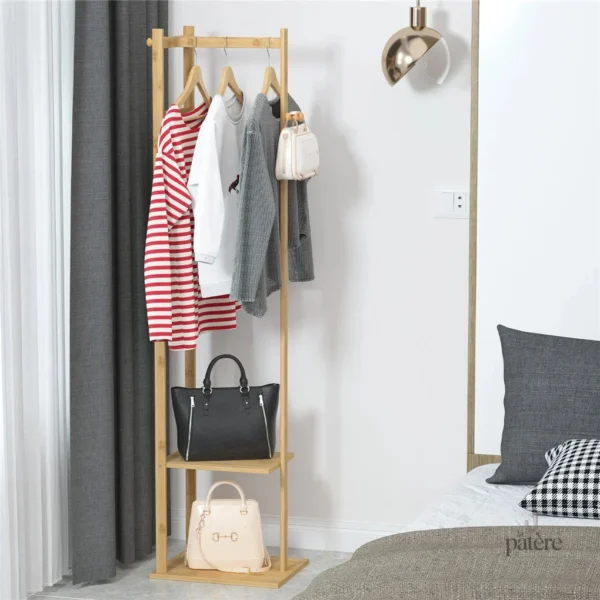 Support mural en bois clair pour accessoires de bain