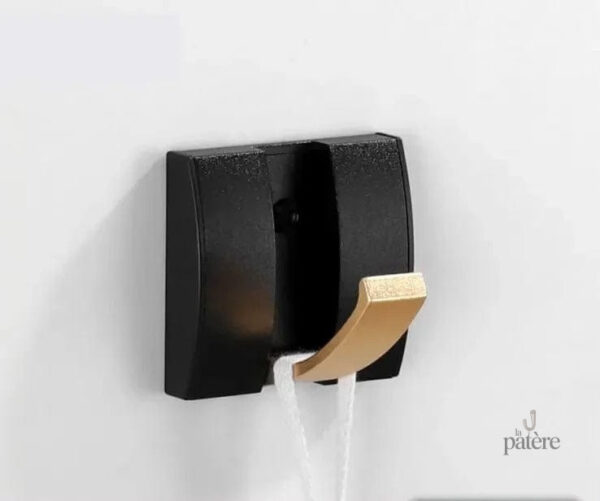 Porte manteau mural design noir doré avec un crochet