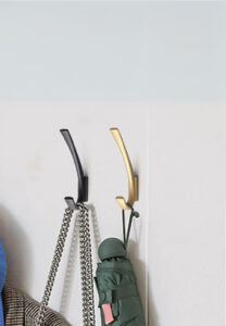 Patère murale noire avec design en boucle pour accrochage pratique