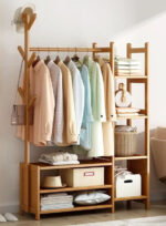 Meuble porte-manteau et chaussures en bois clair