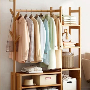 Meuble porte-manteau et chaussures en bois clair