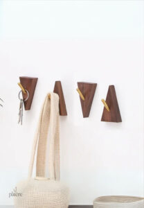 Porte manteau en bois triangle design moderne