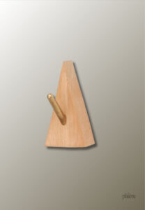 Patère en bois clair Triangle Retourné, design moderne