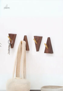 Porte manteau en bois clair, forme géométrique élégante
