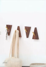 Porte manteau en bois clair, design triangle élégant