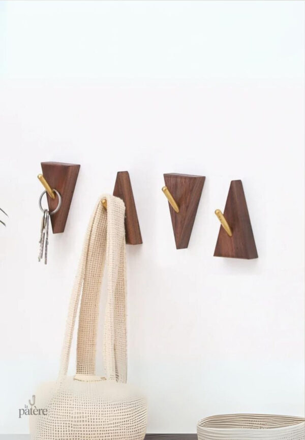 Porte manteau en bois clair, design triangle élégant