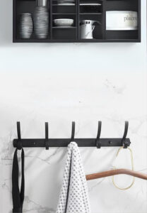 Porte manteau mural design avec 4 crochets blancs