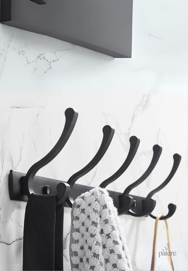 door-with-metal-on-the-wall-of-the-bathroom-hook-arrangem-pzffj8-1 Porte manteau mural 4 crochets noir Virgule