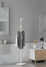 Porte manteau sur pied design arbre blanc sur base blanche