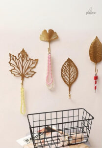 Patère murale en forme de feuille dorée pour un intérieur élégant