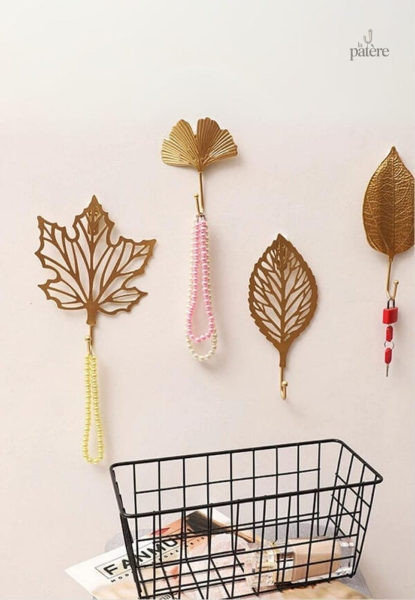 Patère murale en forme de feuille dorée pour un intérieur élégant