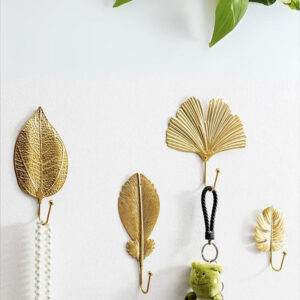 Patère murale en forme de feuille dorée, pratique et décorative