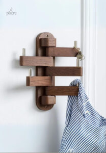 Porte manteau mural en bois foncé pivotant
