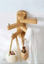 Porte manteau mural en bois clair pivotant