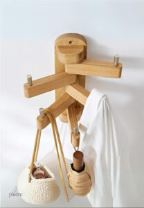 Porte manteau mural en bois clair pivotant