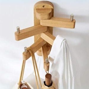 Porte manteau mural en bois clair pivotant