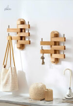 Porte manteau mural en bois clair, design pivotant