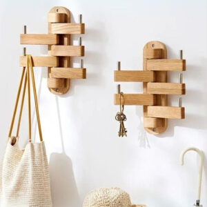Porte manteau mural en bois clair, design pivotant