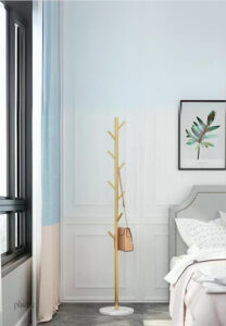 Porte manteau sur pied design arbre doré sur base blanche