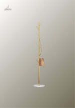 Porte manteau design arbre doré avec base blanche élégante