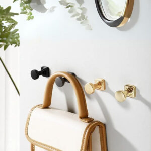 Porte manteau mural élégant en gris, design minimaliste