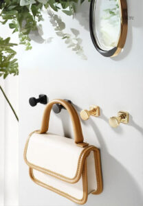 Porte manteau mural, design moderne et fonctionnel, couleur grise
