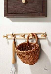 Porte manteau mural élégant avec finition dorée et design moderne