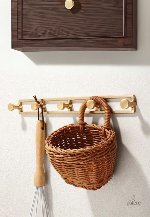 Porte manteau mural élégant avec finition dorée et design moderne