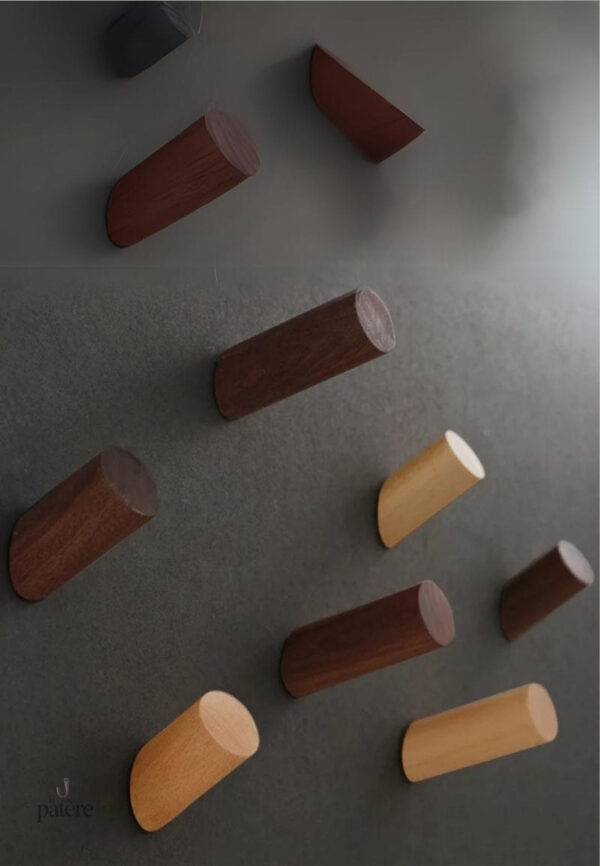 Patère en bois clair pour organiser vos vêtements