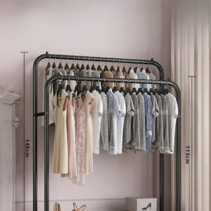 Meuble porte-manteau et chaussures noir sur roulettes