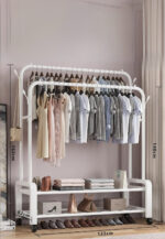 Meuble porte manteau et chaussures blanc sur roulettes