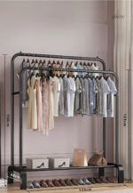 Meuble porte-manteau et chaussures noir sur roulettes