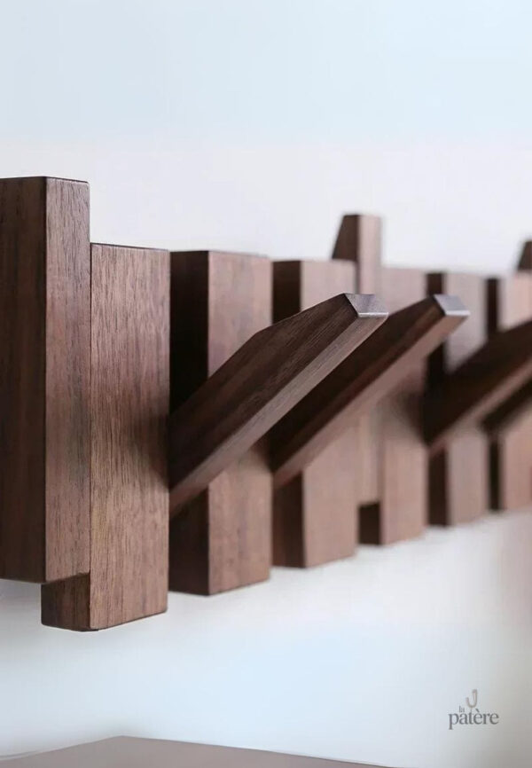 Porte manteau design en bois sombre, élégant et fonctionnel