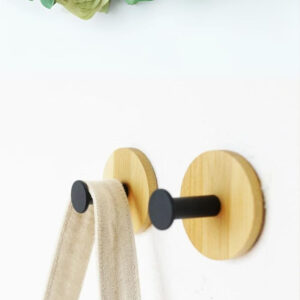 Patère en bois avec design circulaire et clous décoratifs