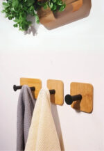 Support mural en bois pour vêtements avec clous décoratifs