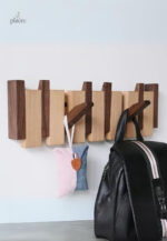 Porte manteau design en bois avec six crochets décoratifs