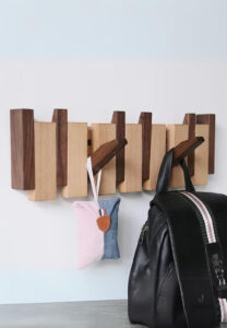Porte manteau moderne en bois avec quatre crochets pour rangement