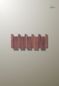 Porte manteau mural design en bois foncé avec 4 patères