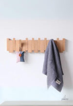 Porte manteau design en bois clair, 4 crochets pratiques