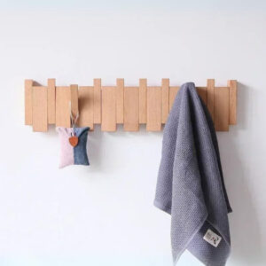 Porte manteau design en bois clair, 4 crochets pratiques