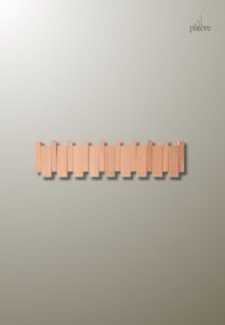 Porte manteau mural design en bois clair avec 8 patères