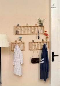 Accroche manteau mural en bois clair motif floral