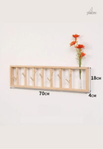 Porte manteau mural en bois clair avec motif floral