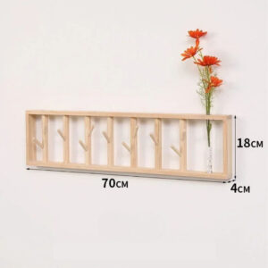 Porte manteau mural en bois clair avec motif floral